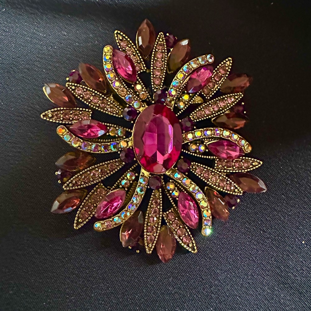 Magenta brooch EUC with oval center acrylic stone & accents in a floral design